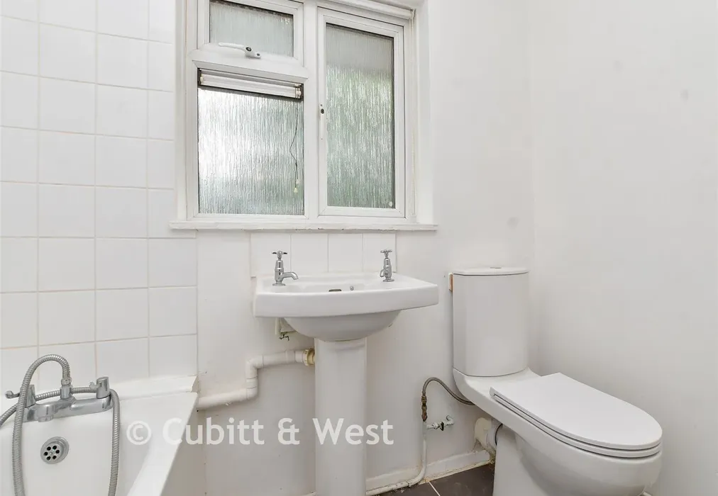 Bathroom - Park Lane, Wallington, Surrey - Wards of Kent