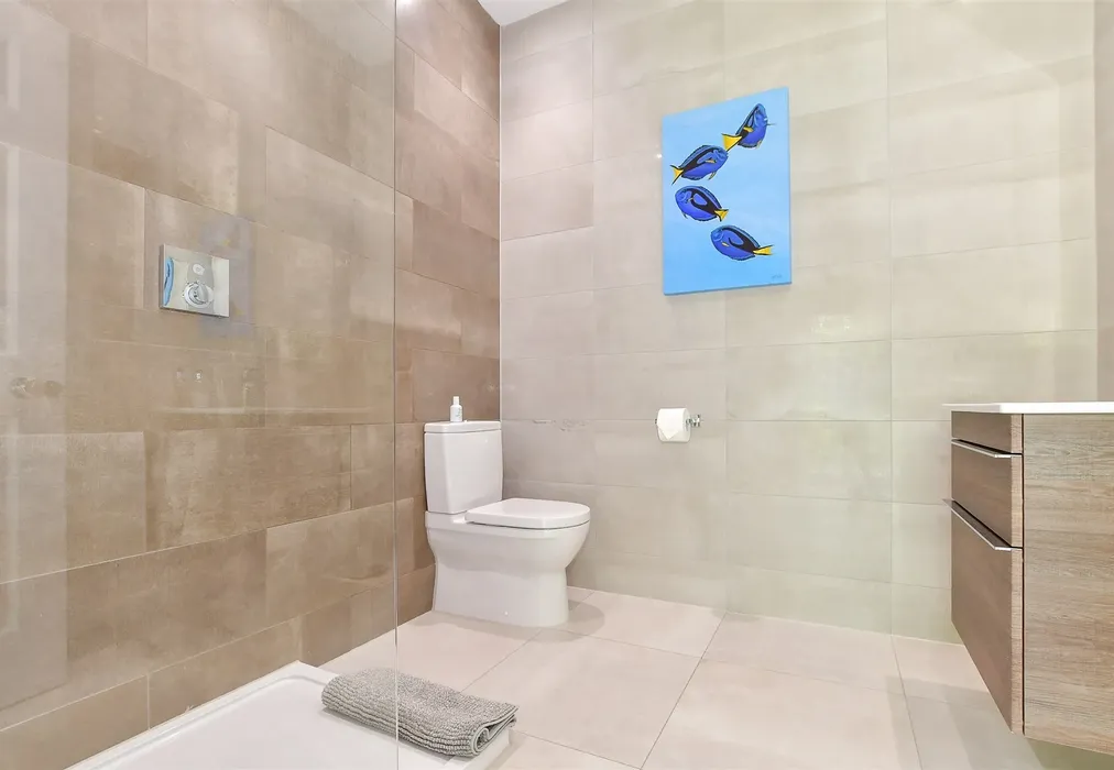 En-Suite Shower Room - Station Approach, Mayfield, East Sussex - Wards of Kent