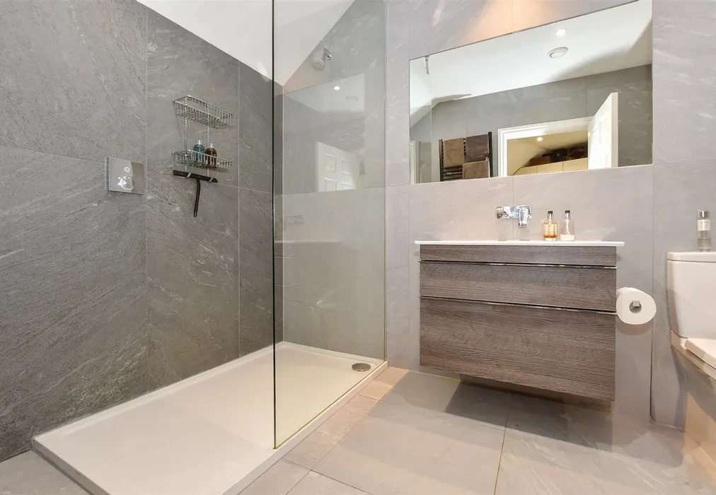 En-Suite Bathroom - Station Approach, Mayfield, East Sussex - Wards of Kent