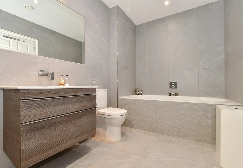 En-Suite Bathroom - Station Approach, Mayfield, East Sussex - Wards of Kent