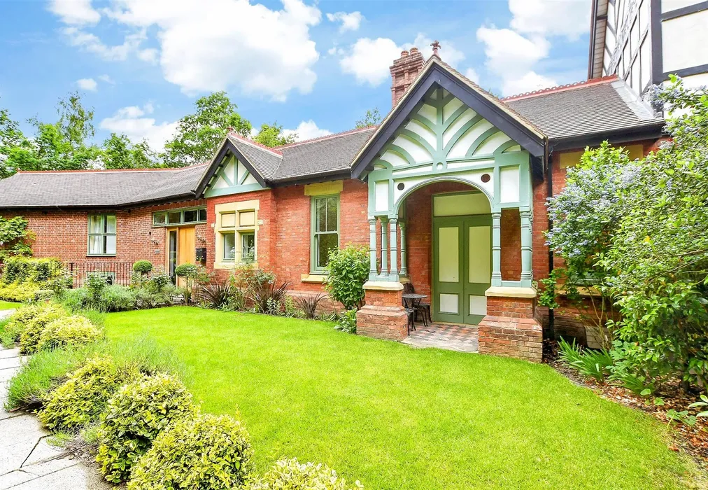 Front Garden - Station Approach, Mayfield, East Sussex - Wards of Kent