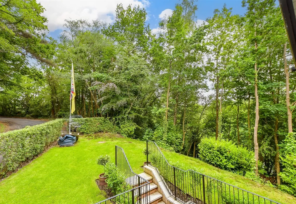 Side Garden - Station Approach, Mayfield, East Sussex - Wards of Kent