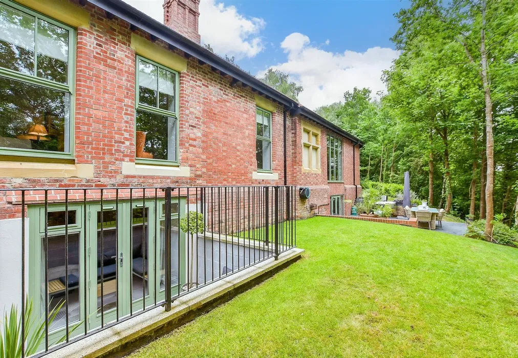 Rear Garden - Station Approach, Mayfield, East Sussex - Wards of Kent