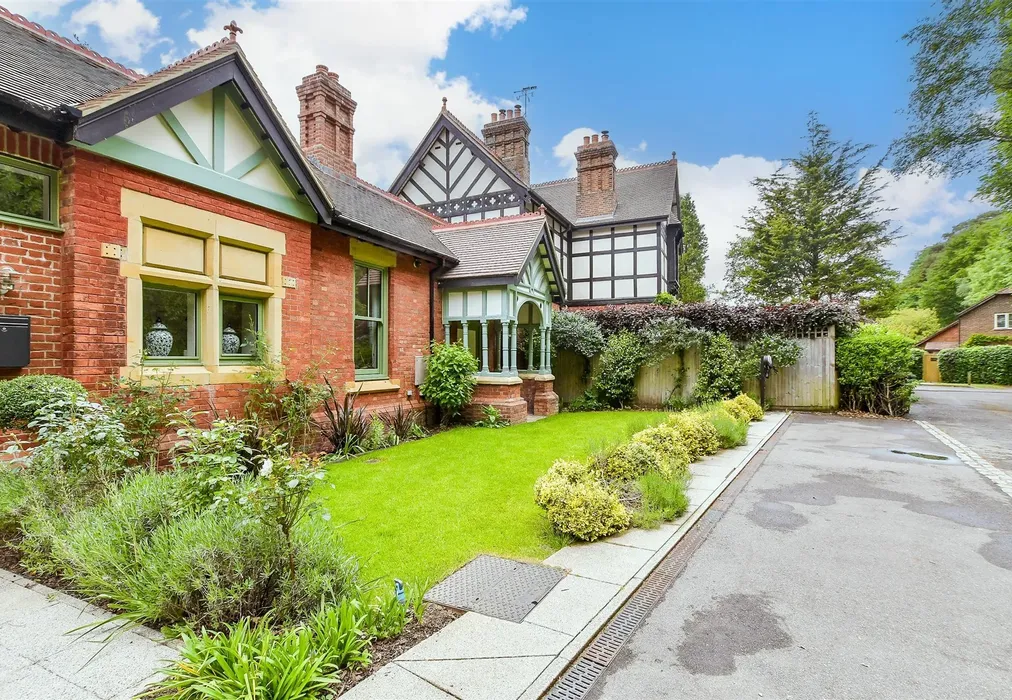 Front Garden - Station Approach, Mayfield, East Sussex - Wards of Kent