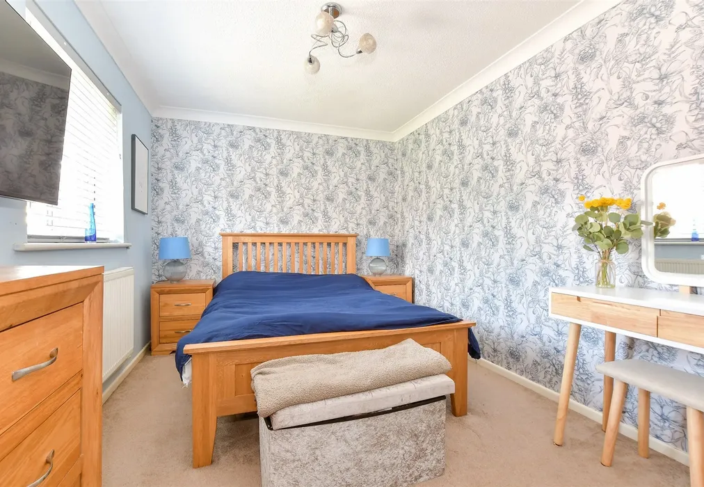 Bedroom 1 - Blackthorn Close, Newport, Isle of Wight - Wards of Kent