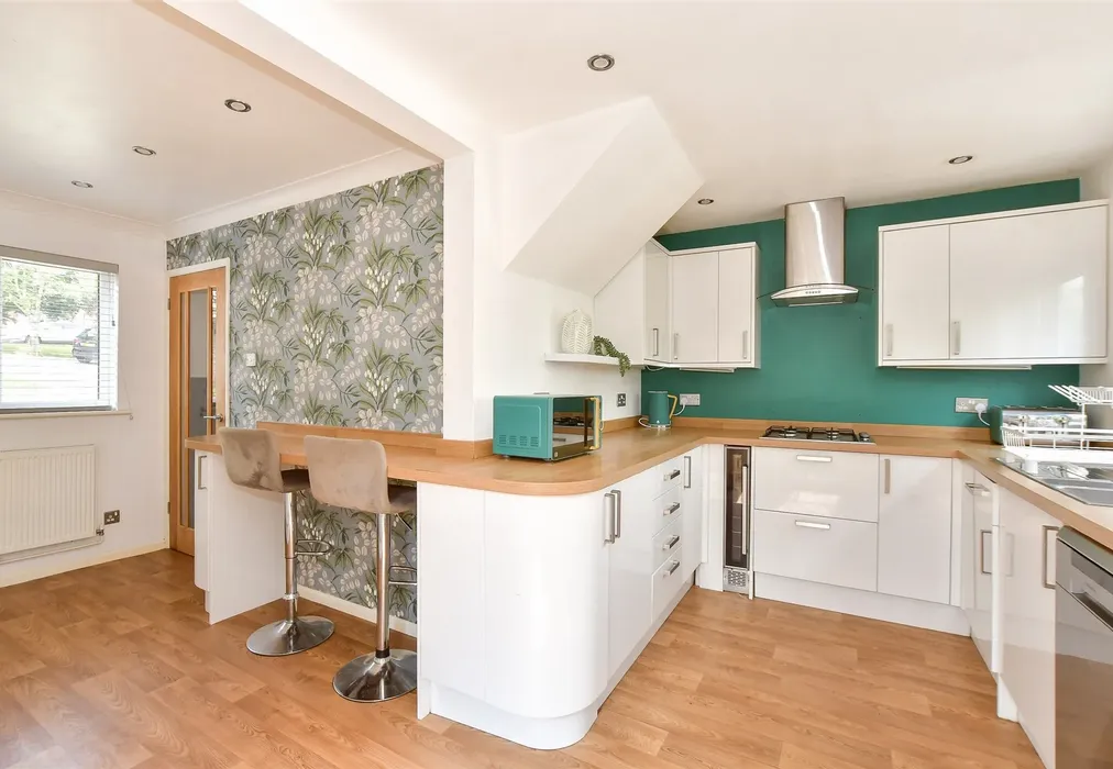 Kitchen - Blackthorn Close, Newport, Isle of Wight - Wards of Kent