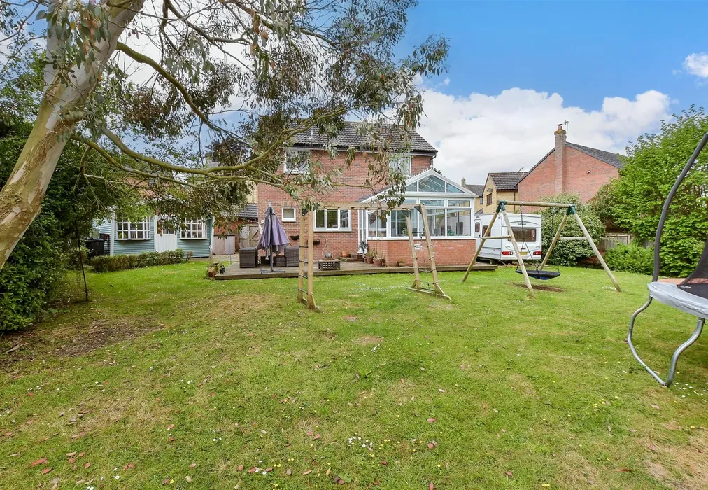 Rear Garden - Blackthorn Close, Newport, Isle of Wight - Wards of Kent