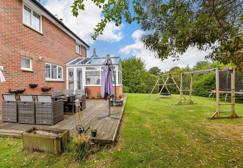 Rear Garden - Blackthorn Close, Newport, Isle of Wight - Wards of Kent
