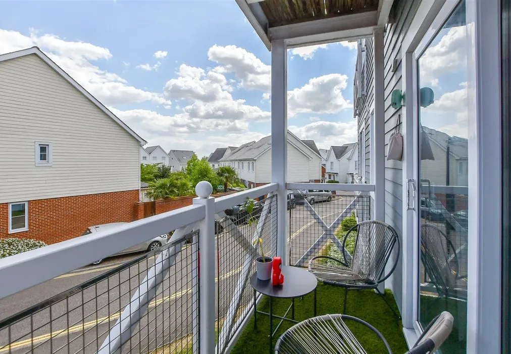 Balcony - Poynder Drive, Holborough Lakes, Kent - Wards of Kent