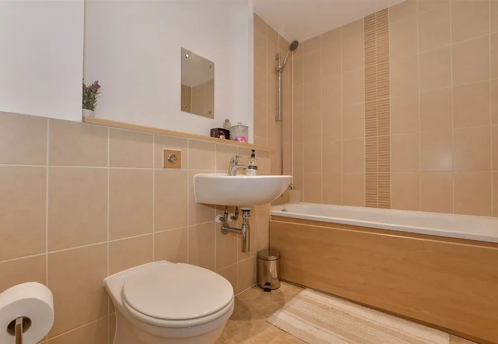 Bathroom - Poynder Drive, Holborough Lakes, Kent - Wards of Kent