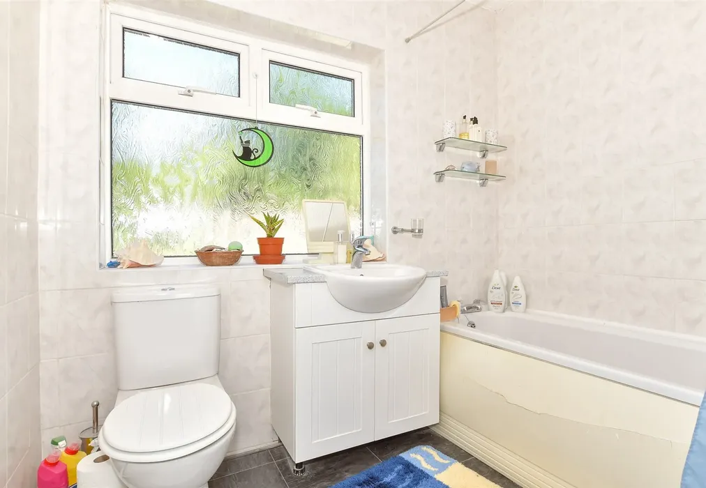 Bathroom - Columbine Road, Strood, Rochester, Kent - Wards of Kent