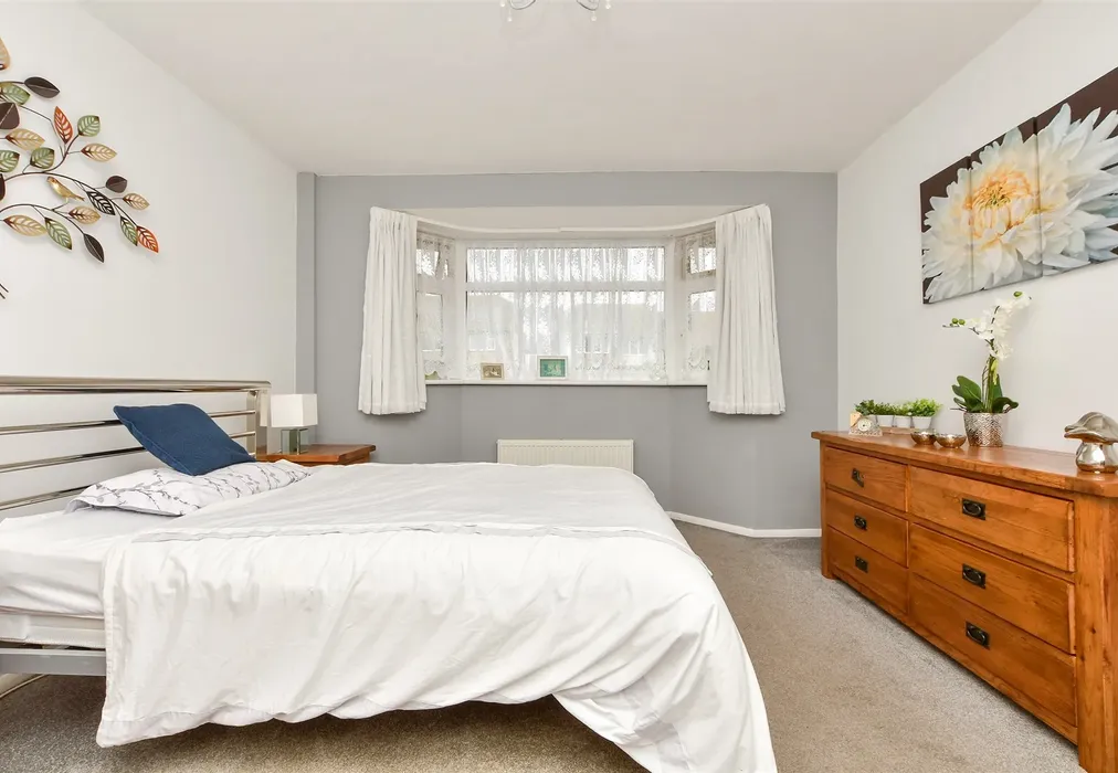 Bedroom 1 - The Ridgeway, Broadstairs, Kent - Wards of Kent