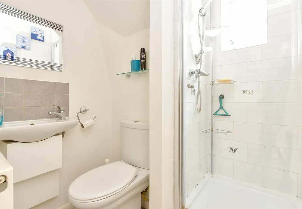Bathroom - The Ridgeway, Broadstairs, Kent - Wards of Kent