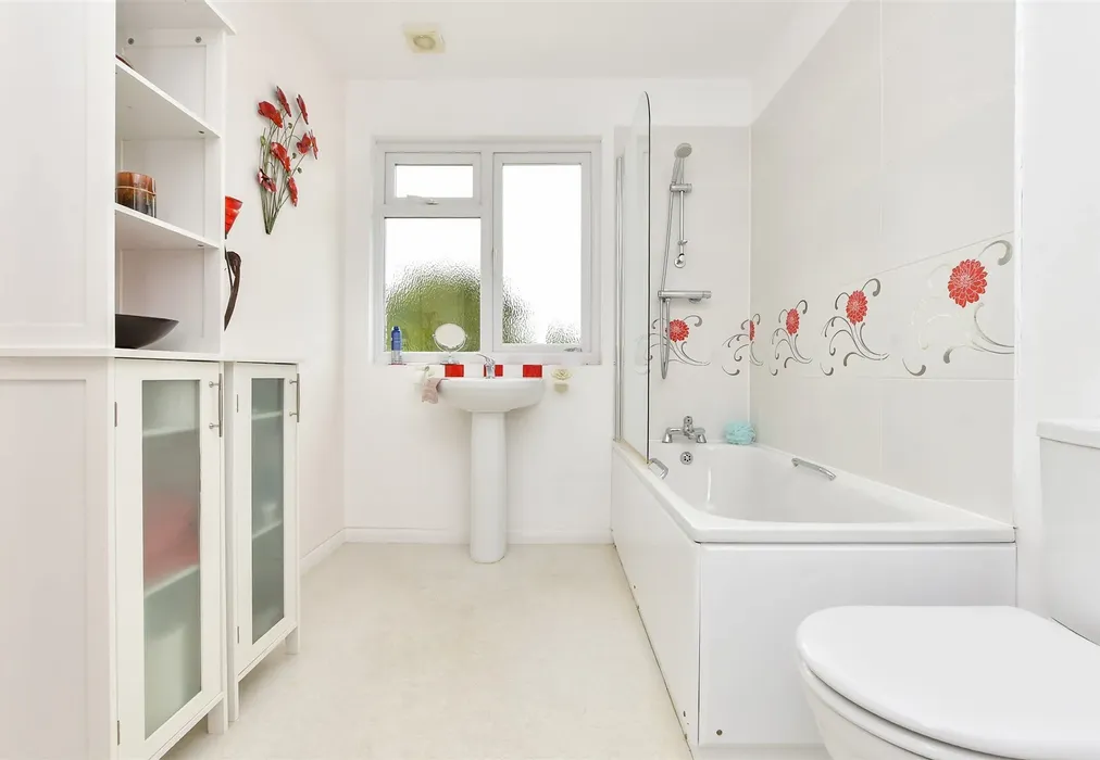 Bathroom - The Ridgeway, Broadstairs, Kent - Wards of Kent
