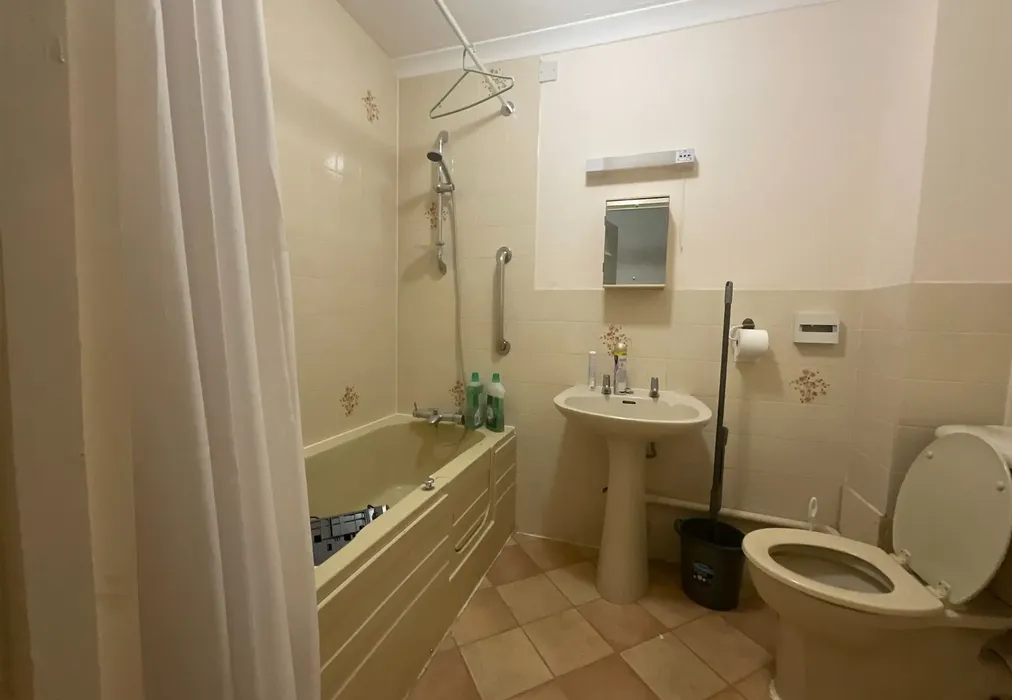 Bathroom - Coulsdon Road, Old Coulsdon, Surrey - Wards of Kent