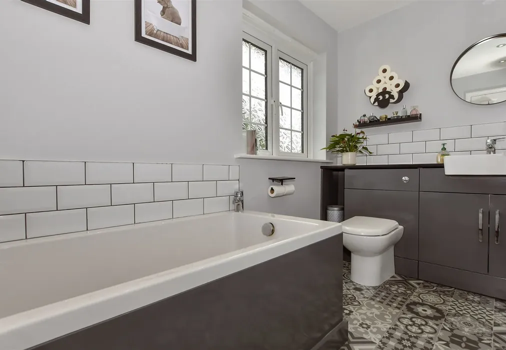 En-Suite Bathroom - Bream Close, Larkfield, Aylesford, Kent - Wards of Kent
