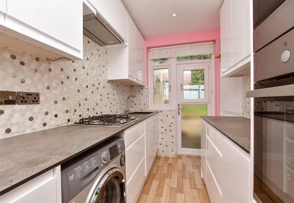 Kitchen - Selsdon Avenue, South Croydon, Surrey - Wards of Kent