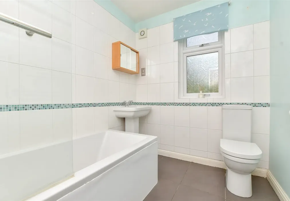 Bathroom - Selsdon Avenue, South Croydon, Surrey - Wards of Kent
