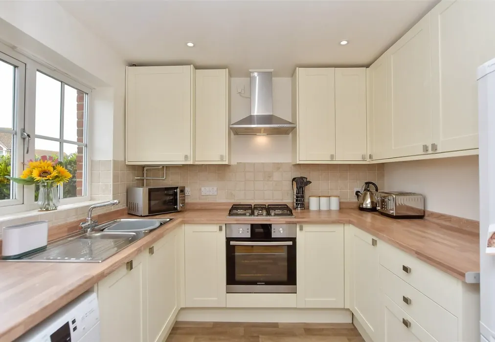 Kitchen - Stangate Drive, Iwade, Sittingbourne, Kent - Wards of Kent