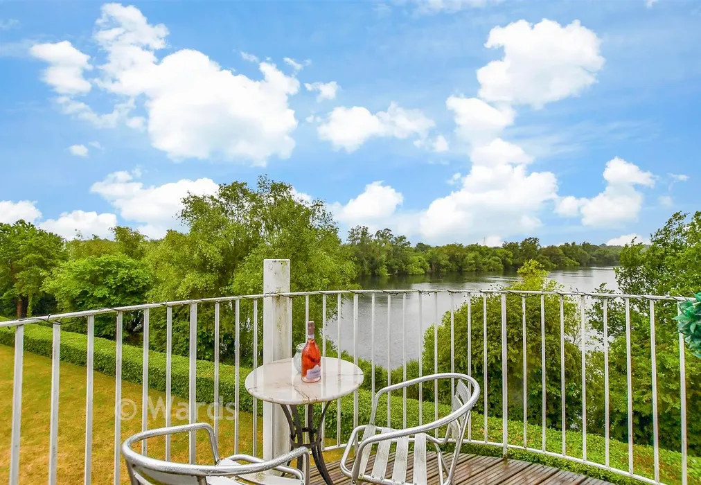 Balcony / Terrace - The Lakes, Larkfield, Kent - Wards of Kent