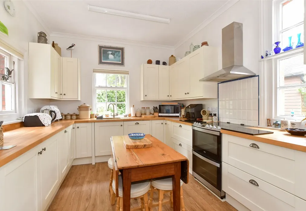 Kitchen - Church Hill, Totland Bay, Isle of Wight - Wards of Kent
