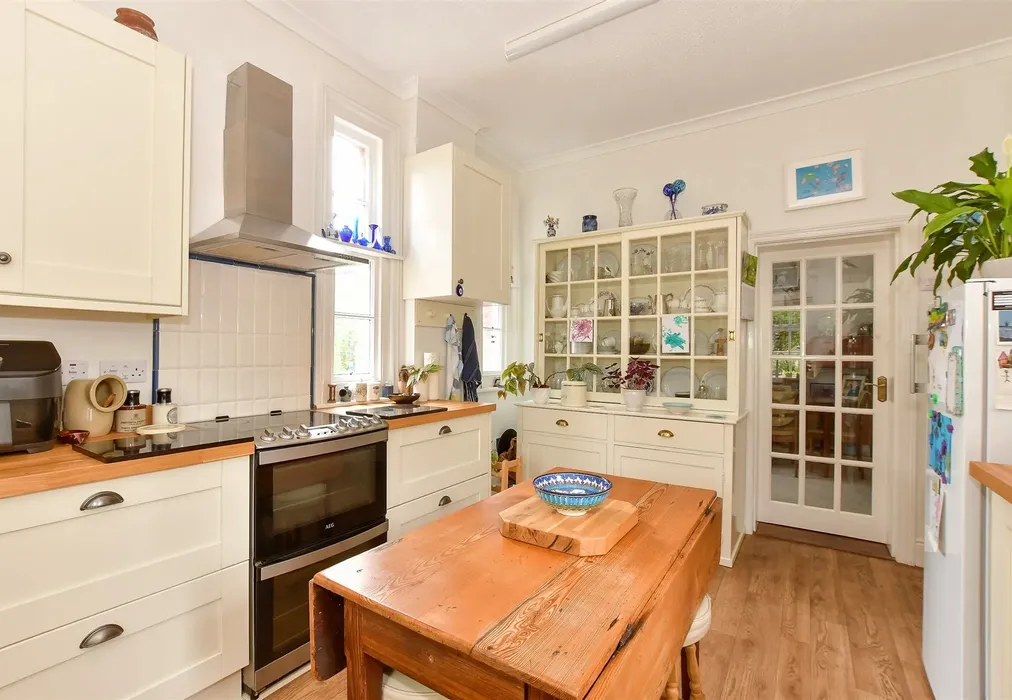 Kitchen - Church Hill, Totland Bay, Isle of Wight - Wards of Kent