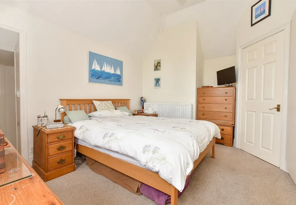 Bedroom 1 - Church Hill, Totland Bay, Isle of Wight - Wards of Kent