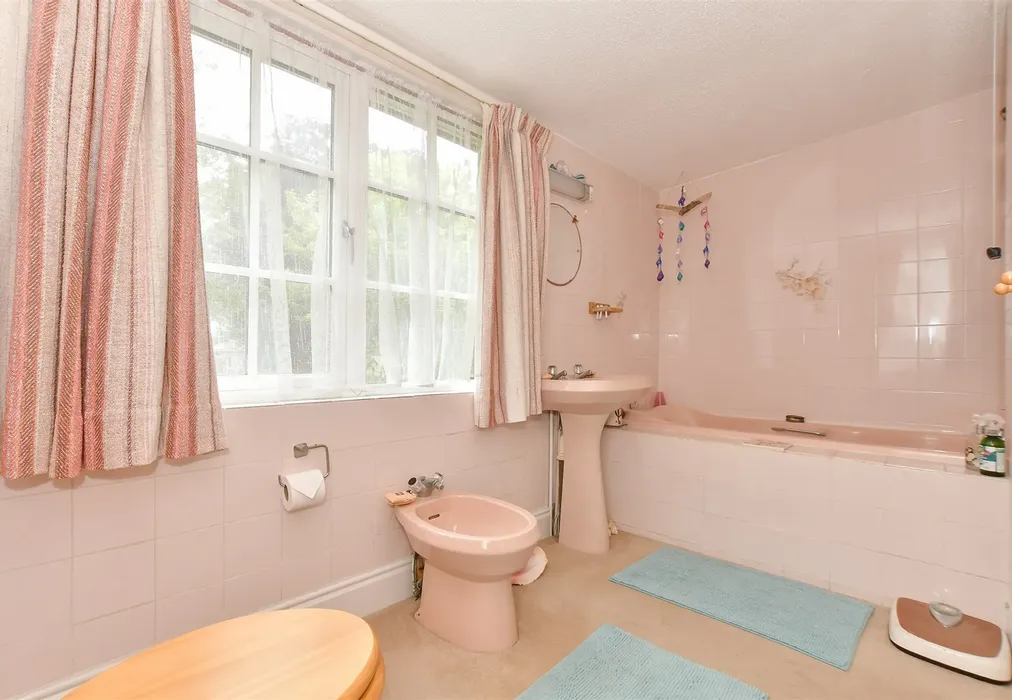En-Suite - Church Hill, Totland Bay, Isle of Wight - Wards of Kent