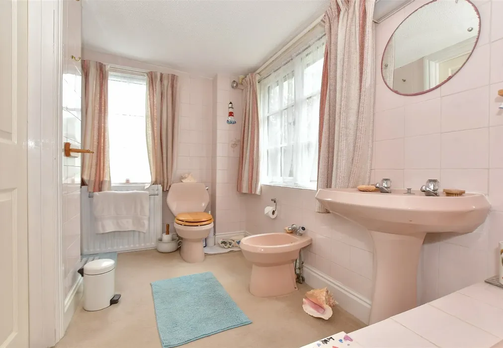 En-Suite - Church Hill, Totland Bay, Isle of Wight - Wards of Kent
