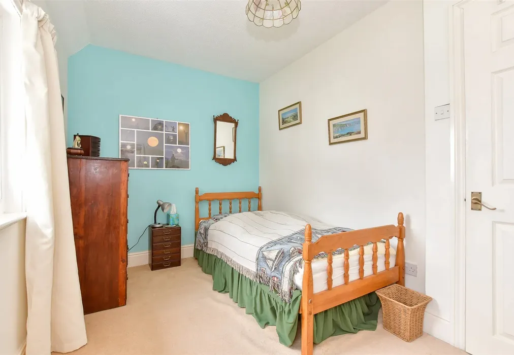 Bedroom 3 - Church Hill, Totland Bay, Isle of Wight - Wards of Kent