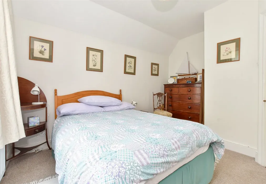 Bedroom 2 - Church Hill, Totland Bay, Isle of Wight - Wards of Kent