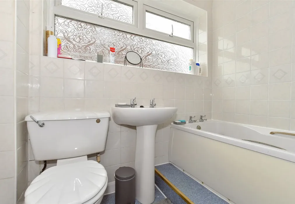 Bathroom - Old Farm Close, Whitstable, Kent - Wards of Kent