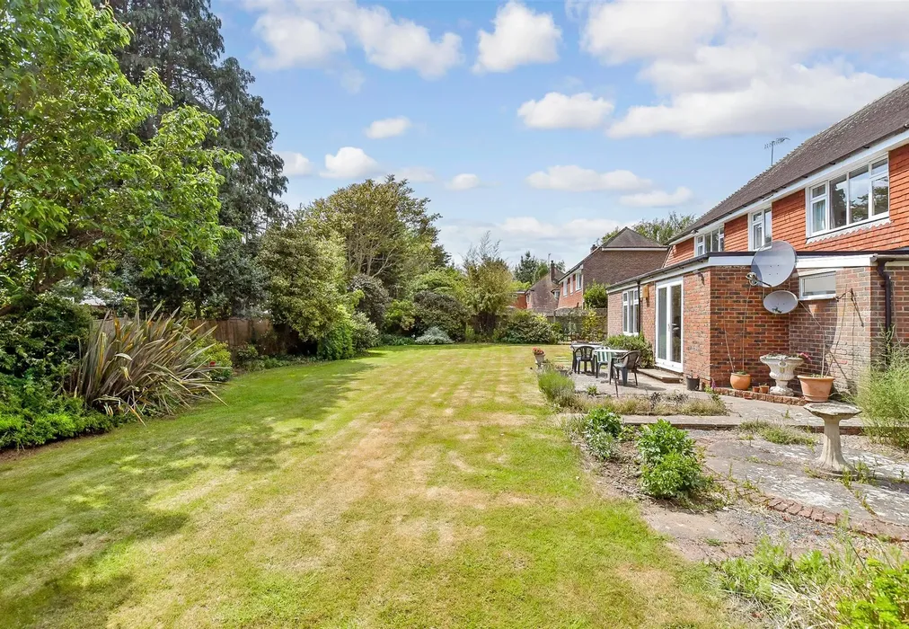 Rear Garden - The Paddock, Lyminster, Littlehampton, West Sussex - Wards of Kent