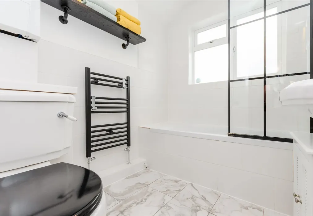 Family Bathroom - Castle Street, Greenhithe, Kent - Wards of Kent