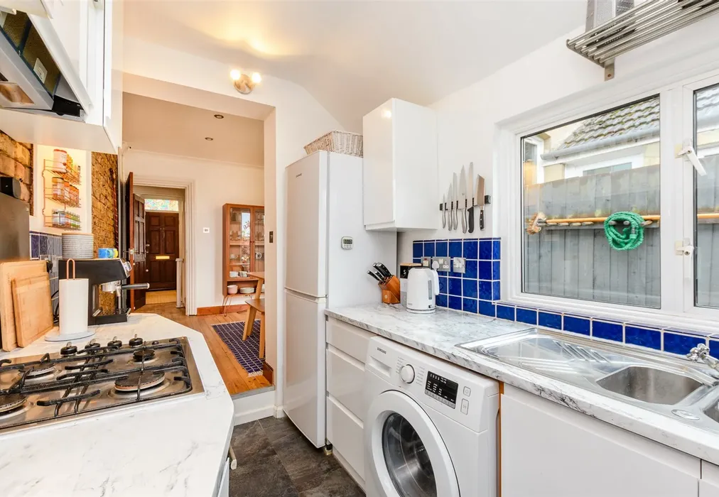 Kitchen - Castle Street, Greenhithe, Kent - Wards of Kent