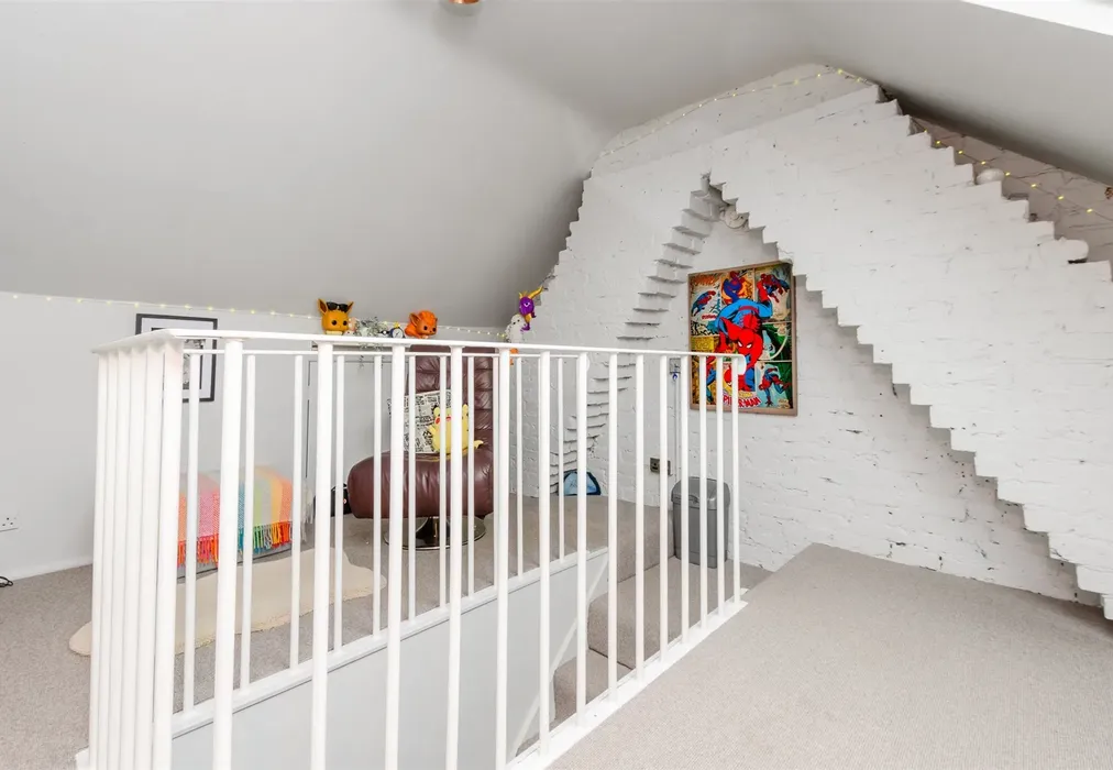 Loft Room - Castle Street, Greenhithe, Kent - Wards of Kent