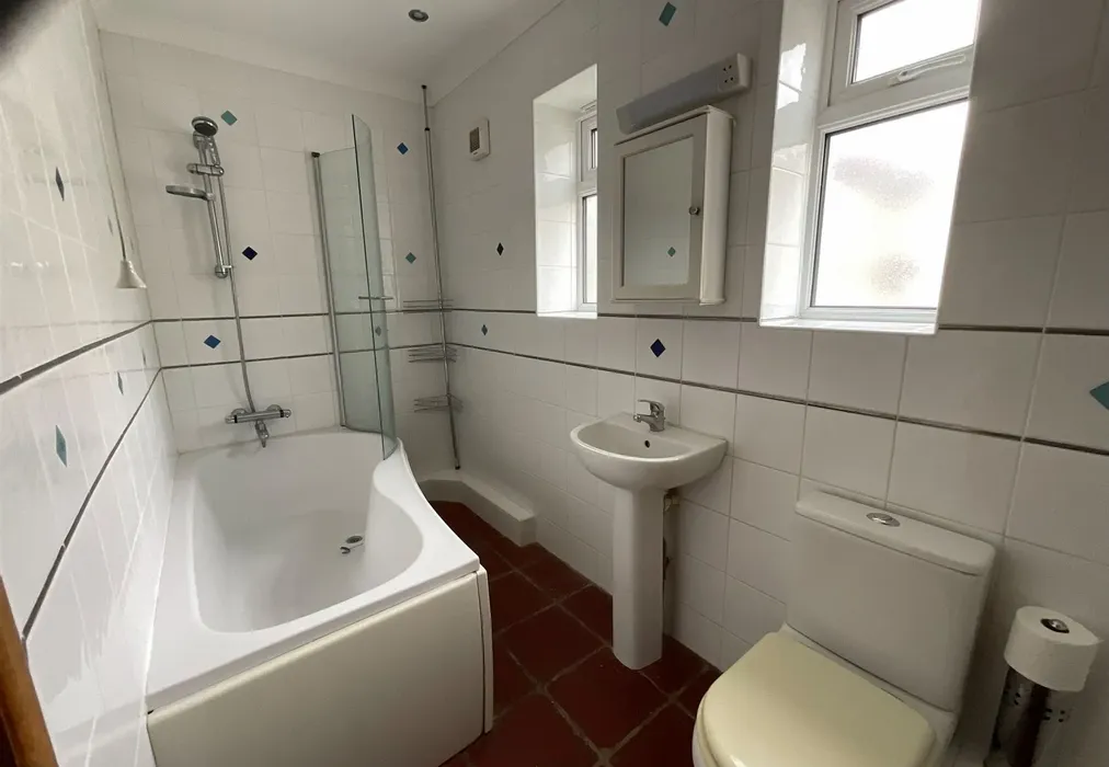 Bathroom - Bouverie Road West, Folkestone, Kent - Wards of Kent