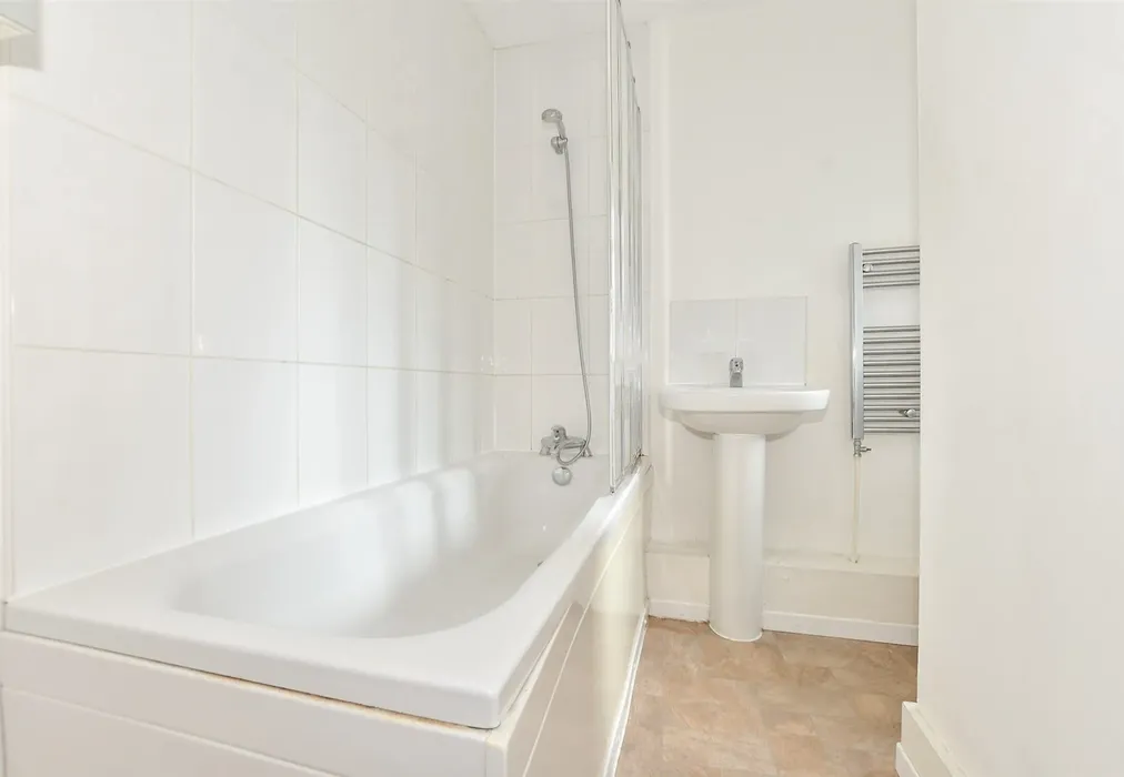 Bathroom - Bradstone Avenue, Folkestone, Kent - Wards of Kent