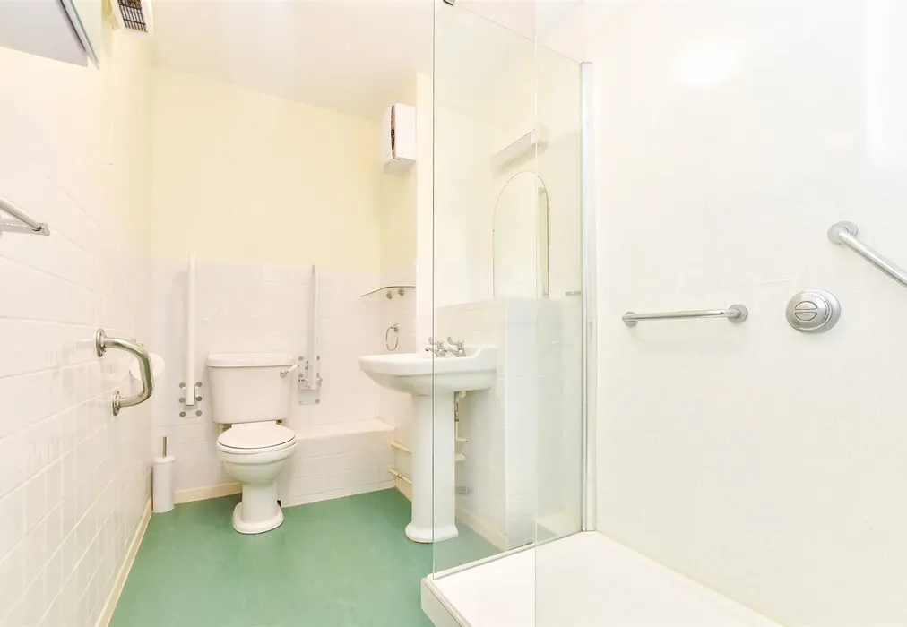 Bathroom - Station Road, Dorking, Surrey - Wards of Kent