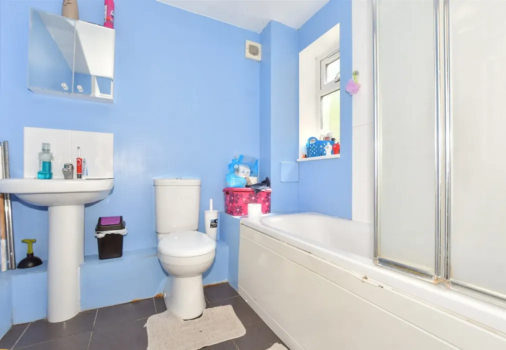 Bathroom - Bradstone Avenue, Folkestone, Kent - Wards of Kent