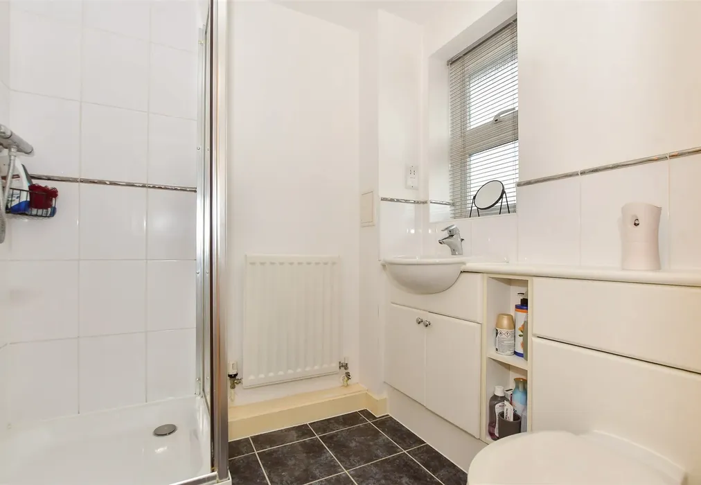 En-Suite - Riverhead Close, Walthamstow - Wards of Kent