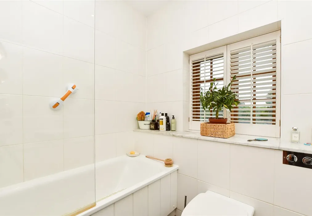 Bathroom - Cranbrook, Kent - Wards of Kent