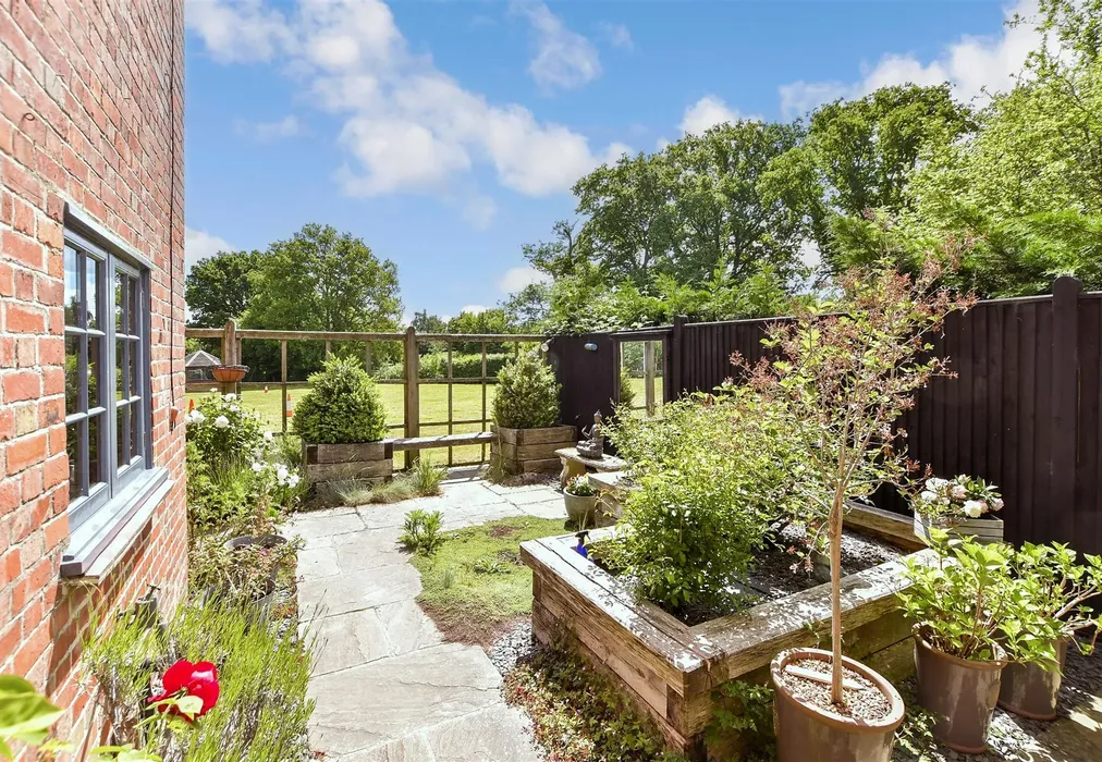 Side Garden - Cranbrook, Kent - Wards of Kent