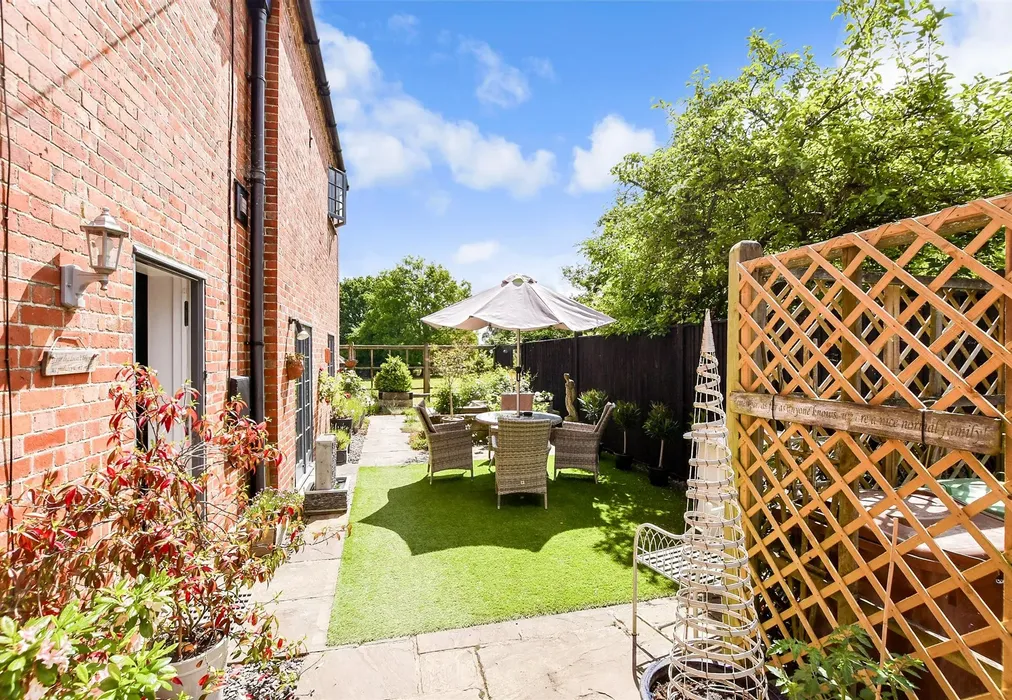 Side Garden - Cranbrook, Kent - Wards of Kent