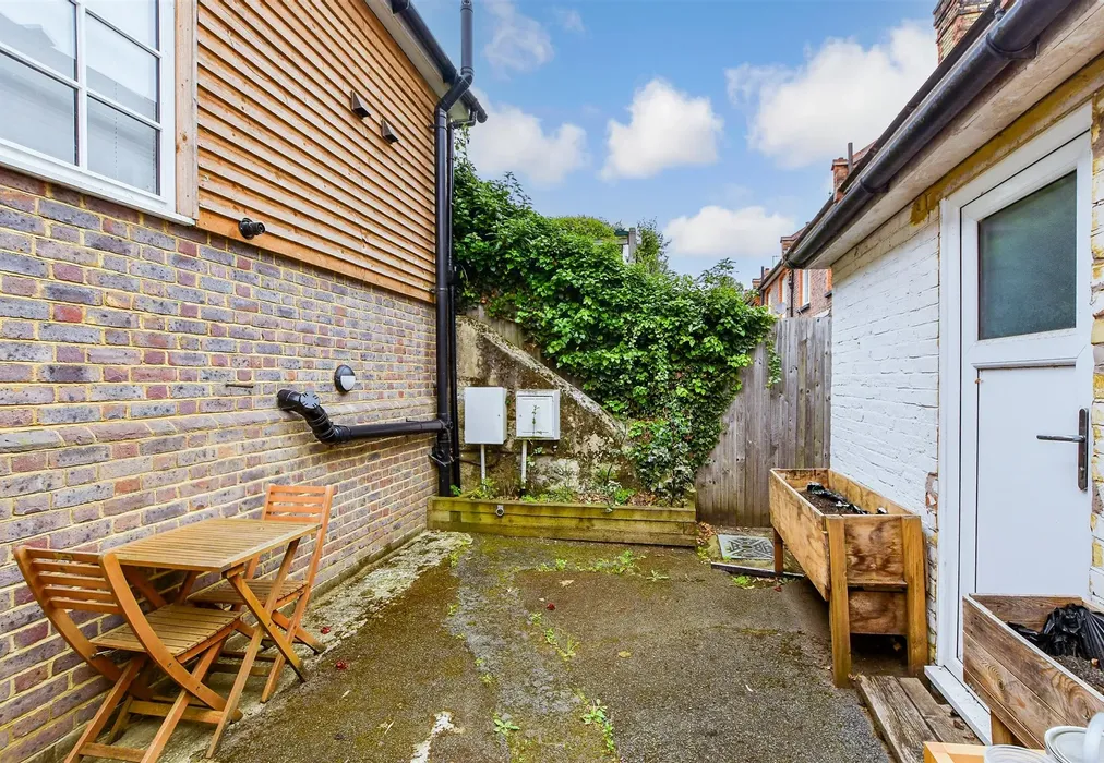 Access - Lesbourne Road, Reigate, Surrey - Wards of Kent