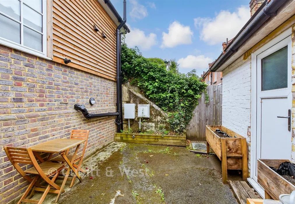 Access - Lesbourne Road, Reigate, Surrey - Wards of Kent