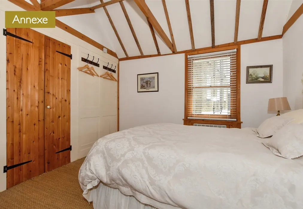 Annexe Bedroom - Beach Street, Deal, Kent - Wards of Kent
