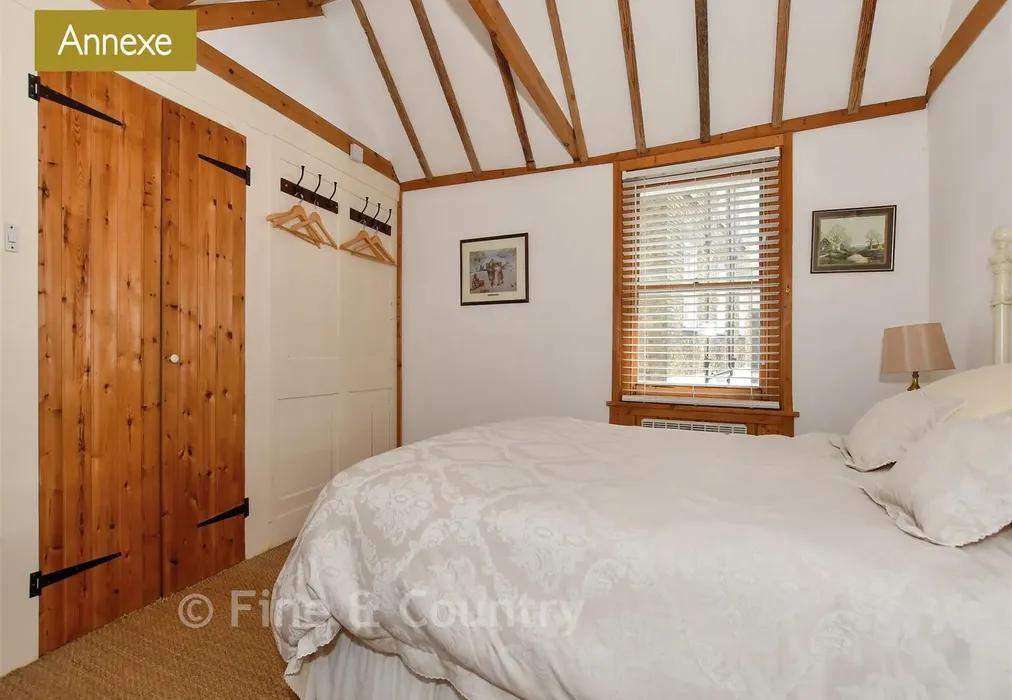 Annexe Bedroom - Beach Street, Deal, Kent - Wards of Kent