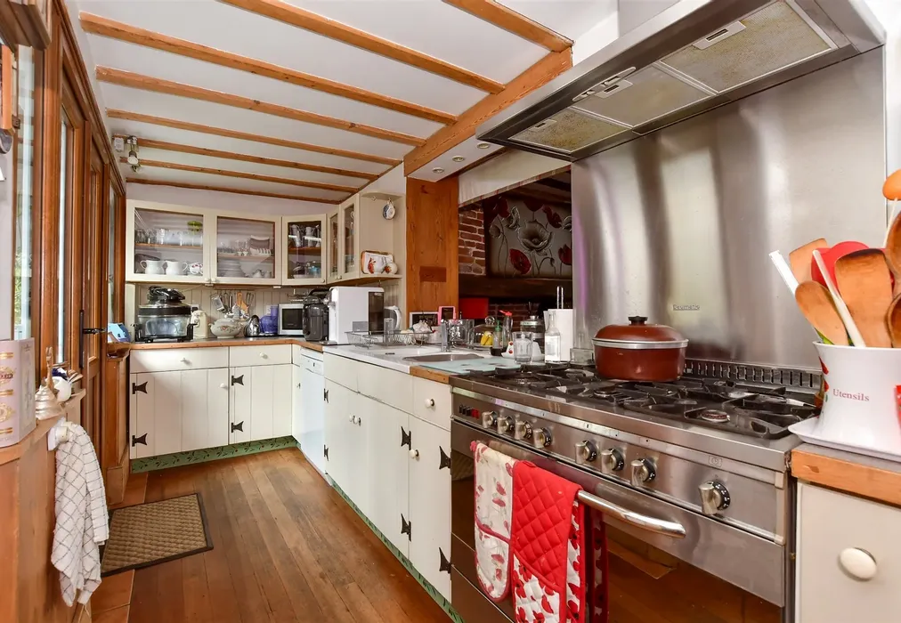 Kitchen - Beach Street, Deal, Kent - Wards of Kent