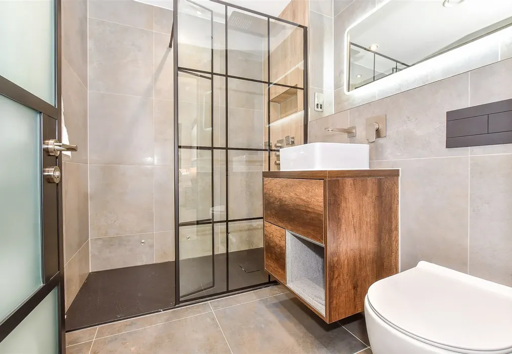 Ensuite - The Carriage House, Grosvenor Road, Tunbridge Wells, Kent - Wards of Kent